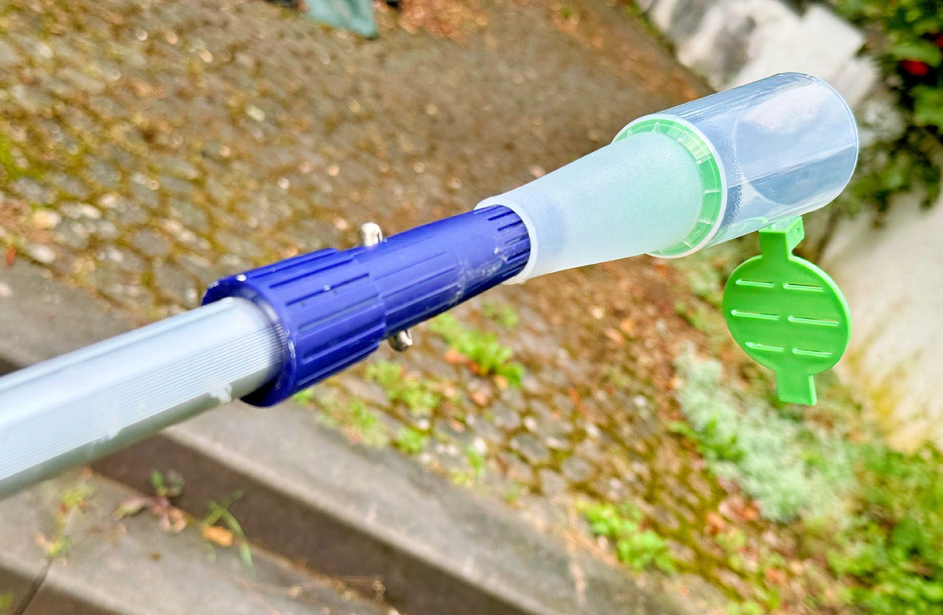 catch-i steckt auf einem Besenstiel