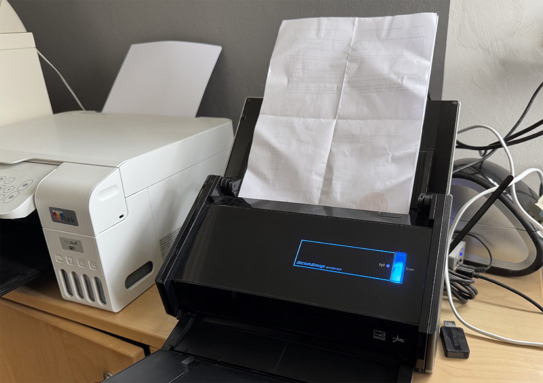 Dokumentenscanner mit eingelegtem Papier