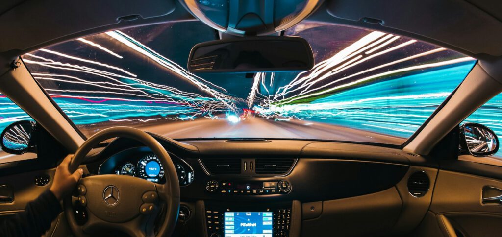 Hier gibt es die Anleitung für die iPhone-Einstellung gegen Übelkeit im Auto. Beim Blick aufs Handy kein Unwohlsein mehr verspüren ist ab iOS 18 möglich.