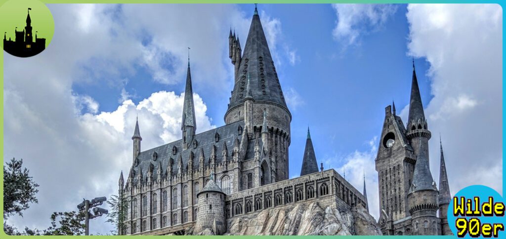 Noch keine Einladung nach Hogwarts bekommen? Hier gibt es ein paar Inhalte und Geschenkideen, um der Zauberschule ein bisschen näher zu kommen.