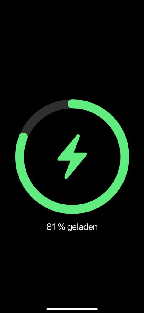 Das Aufladen meines iPhones hat mit der neuen Pitaka Powerbank sowohl per Kabel als auch kabellos funktioniert. Kabellos hat das Ganze sogar mit einer Hülle dazwischen gehalten.