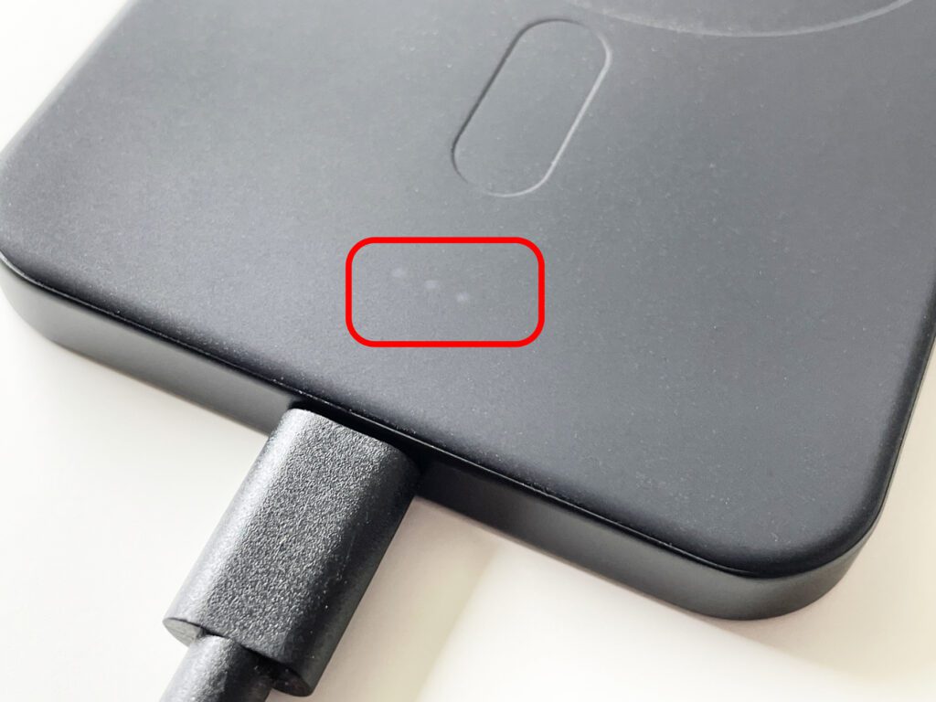Zwei LEDs leuchten, die dritte blinkt: Das heißt, der aktuelle Ladestand liegt zwischen 50 und 75 Prozent. Aufgeladen wird die Powerbank per USB-C-Anschluss.