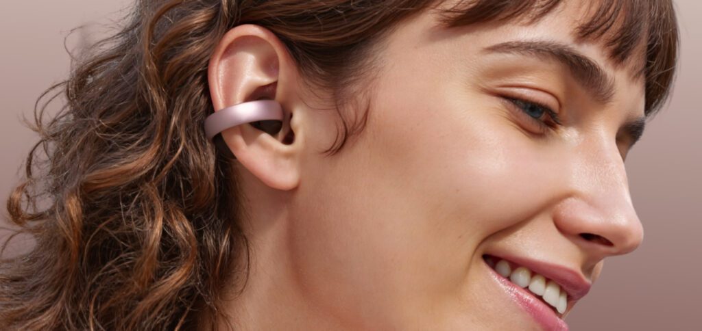 Die neuen Soundcore AeroClip Open-Ear-Kopfhörer sind mal etwas Anderes. Mit dem offenen Ring-Design bieten sie lange Akkulaufzeit und die volle Wahrnehmung der Umgebung. Quelle der Bilder: Soundcore.com