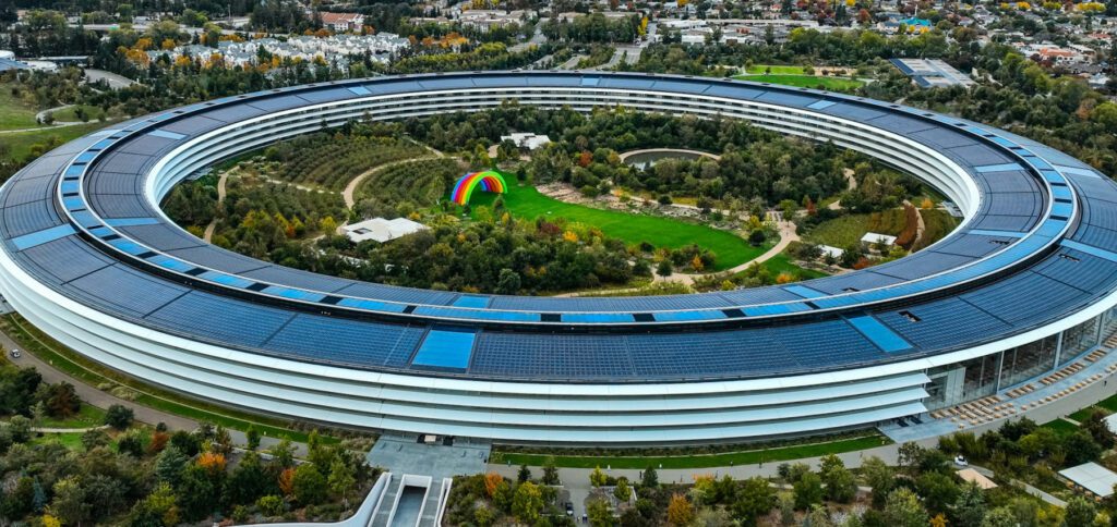 Apple sortiert sich intern neu. Um auf aktuelle Entwicklungen reagieren zu können, wird die Leitung verschiedener Bereiche – von der politischen Kommunikation über die Siri-Entwicklung hin zum Musik-Streaming – neu besetzt.