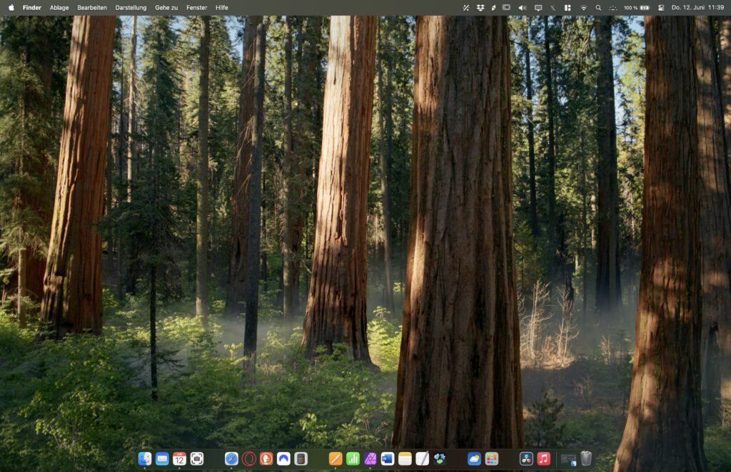 Der Schreibtisch (ohne Ordner und Dateien) unter macOS 15 Sequoia.