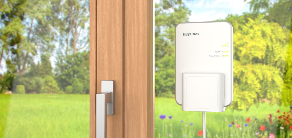 Die FRITZ!Box 6860 5G als WLAN-Router mit Mobilfunk-Nutzung am Fenster installiert. Bildquelle: FRITZ! Pressematerial