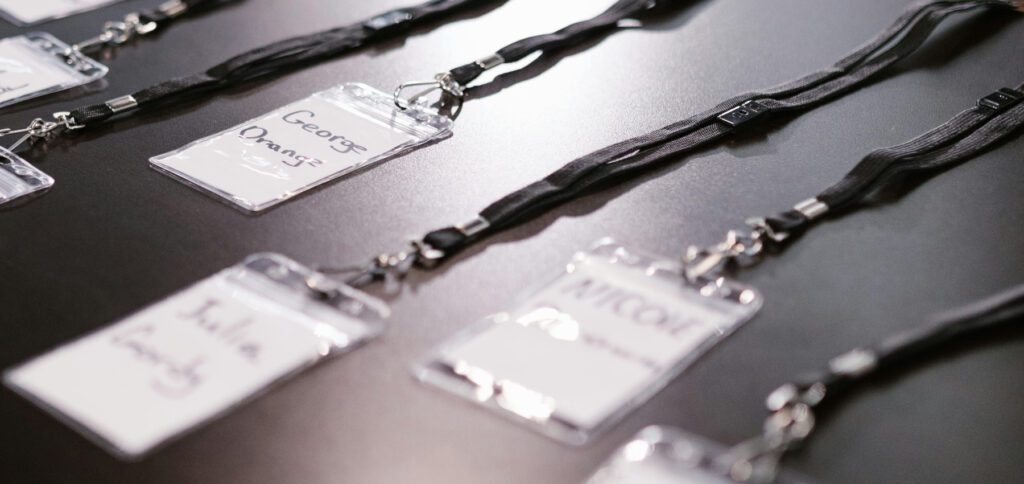 Das Umhängeband (engl. Lanyard) als Trend. Für Smartphones werden Hüllen mit zwei Verbindungspunkten angeboten. Bekannt sind die Bänder von Namens- und Pass-Kärtchen (s. Symbolbild).