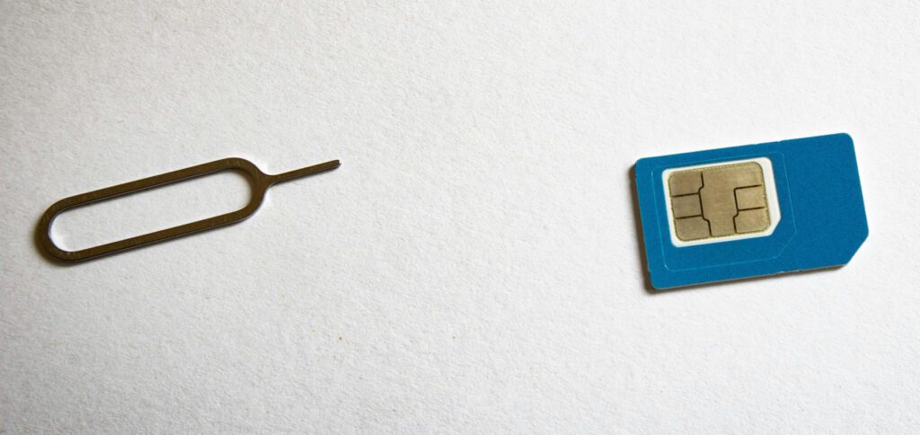 Laut Insider-Infos soll Apple das iPhone 17 und iPhone 17 Air in der EU ohne SIM-Schacht anbieten. Statt einer physischen SIM-Karte kann dann nur noch die eSIM verwendet werden.