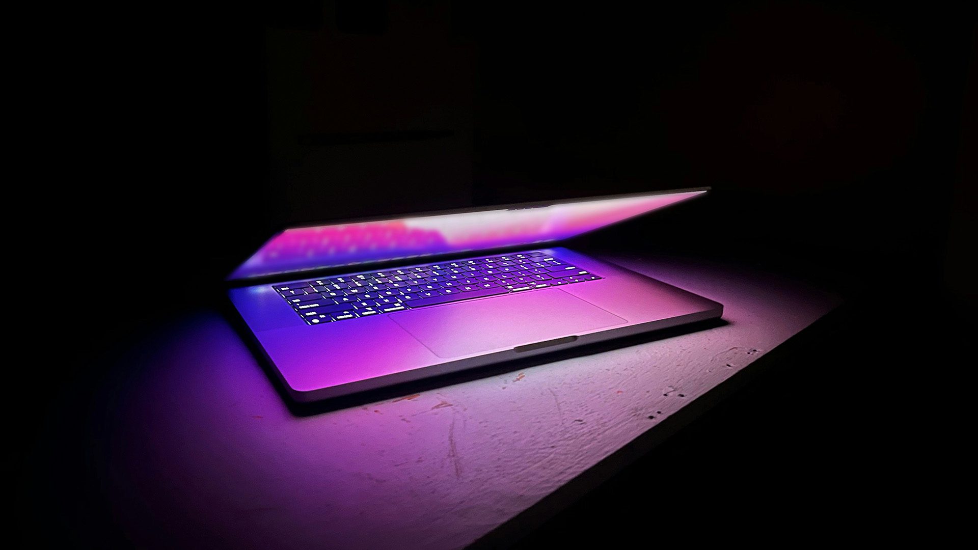 Das MacBook Pro/Air startet automatisch, wenn man es aufklappt oder den Strom ansteckt.