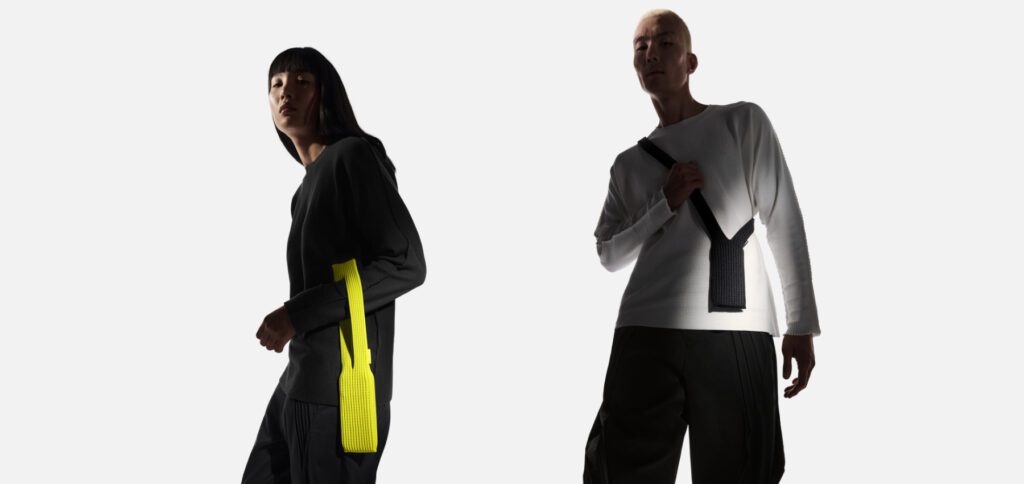 Apple und ISSEY MIYAKE bringen die limitierte iPhone Pocket auf den Markt. Die teure Strick-Handtasche gibt es ab Freitag in verschiedenen Farben und zwei Größen.