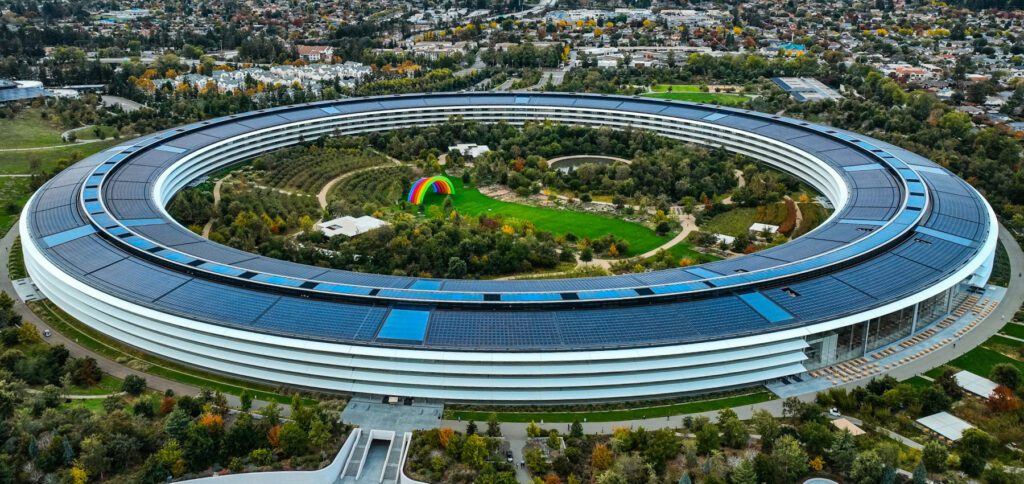 Erneut gibt es Gerüchte zum Rücktritt von Tim Cook als Apple-CEO. Wird er 2026 den Chefsessel räumen? Und wer wird dann den Konzern leiten?