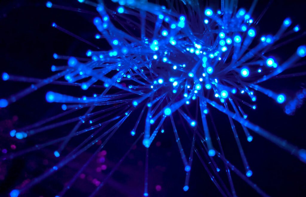Glasfaserkabel mit blauem Licht