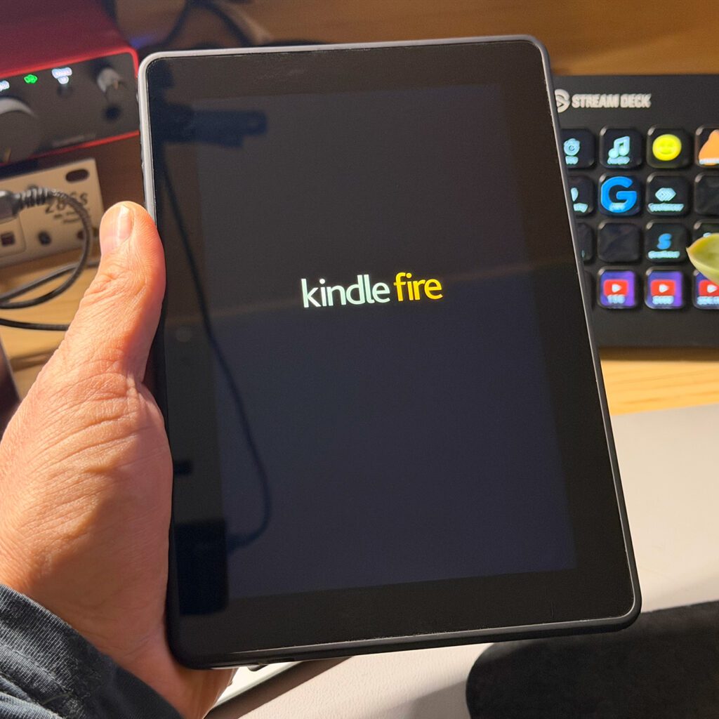 Kindle Fire in der Hand mit dem Kindle Fire Logo auf dem Display