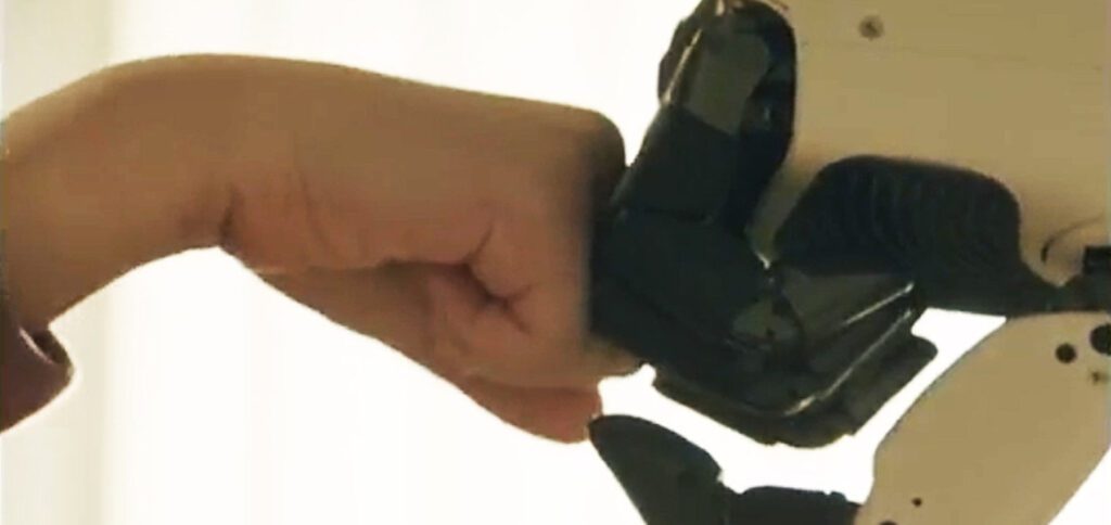 Ein Fistbump zwischen Mensch und Maschine: LG CLOiD soll während der CES 2026 Anfang Januar vorgestellt werden. Die bisherigen Pressebilder sehen aus wie Screenshots eines Videos, was auf ein baldiges Demo-Video schließen lässt.