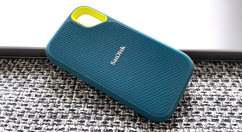 Für die Datensicherung am MacBook Pro nutze ich eine SanDisk Extreme Portable SSD mit 2 TB Kapazität.