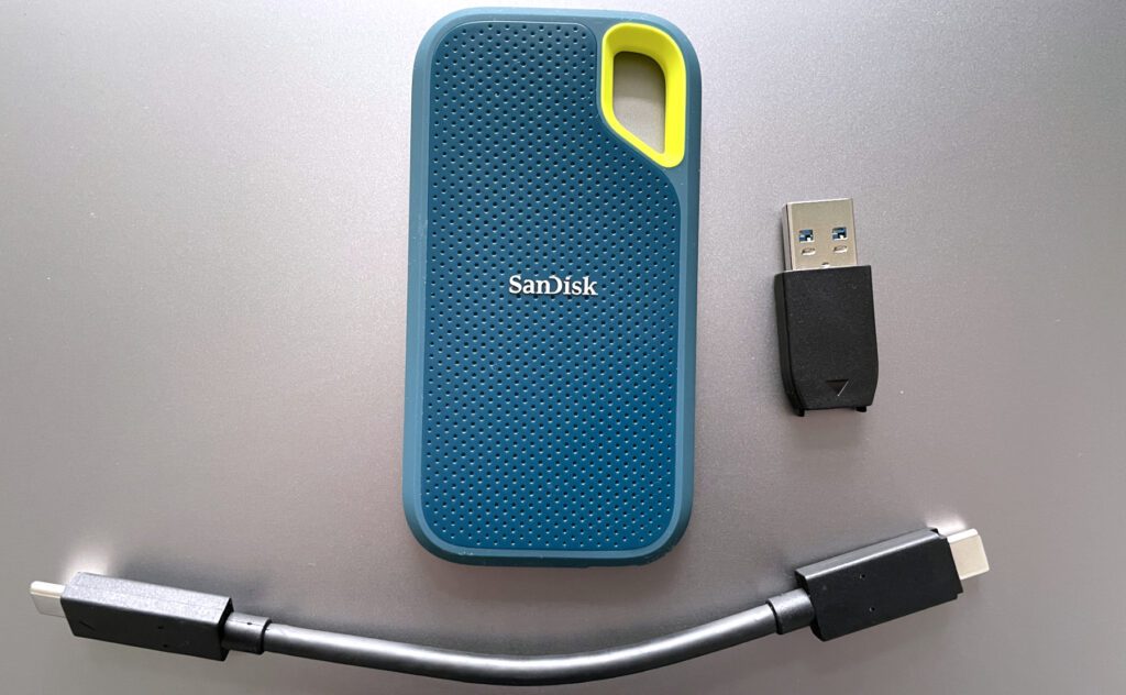 Der externe Speicher hat ein (leider sehr kurzes) USB-C-Kabel sowie einen USB-C auf USB-A Adapter im Lieferumfang. Letzteren benötige ich an meinem Linux-PC, der keine C-Anschlüsse bietet.