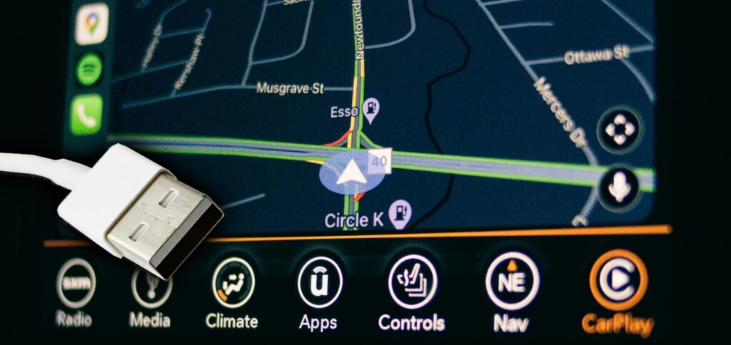 Für die Verwendung des iPhones für CarPlay über USB-A gibt es eine offizielle Lösung: Ein USB-C auf USB-A Kabel der Apple-Marke Beats.