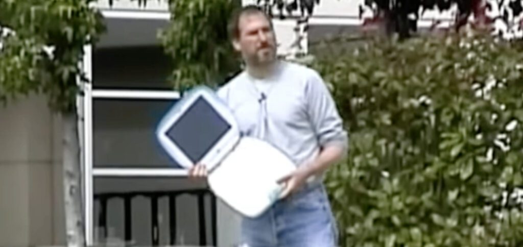 Das Video vom 27. Juli 1999 zeigt Steve Jobs vor Apple-Angestellten im Apple Campus in der Woche nach dem iBook- und AirPort-Launch.