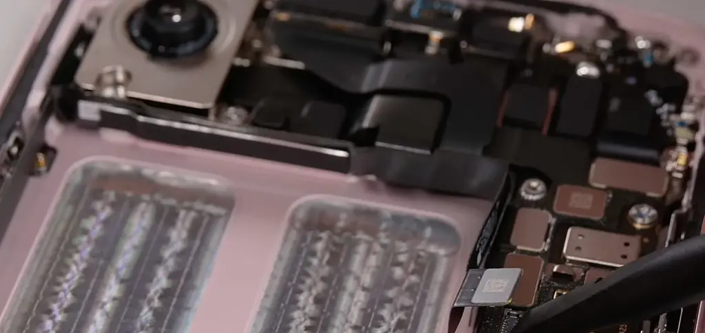 Der iFixit-Teardown des Apple iPhone 17e zeigt, dass nicht nur der Akku relativ leicht wechselbar ist. Auch können viele Komponenten mit dem iPhone 16e getauscht werden.