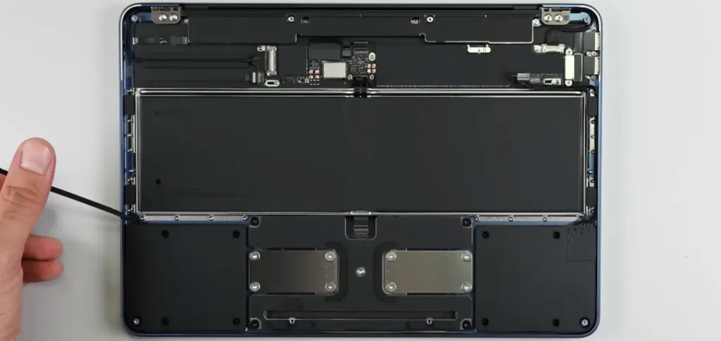 Relativ einfacher Aufbau: Im MacBook Neo Teardown von iFixit zeigt sich, dass in dem neuen Apple-Laptop nur Schrauben zu entfernen sind, um Bauteile auszutauschen.