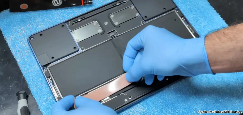 Ein Thermal Pad (Wärmeleitpad) im MacBook Neo sorgt für eine schnellere Ableitung der Hardware-Hitze. Und so für eine geringere Drosselung der Leistung unter Last.