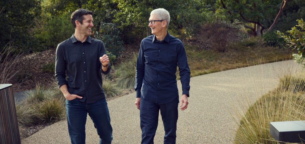 Tim Cook (rechts) übergibt zum 1. September 2026 den Apple CEO-Posten an John Ternus (links).
