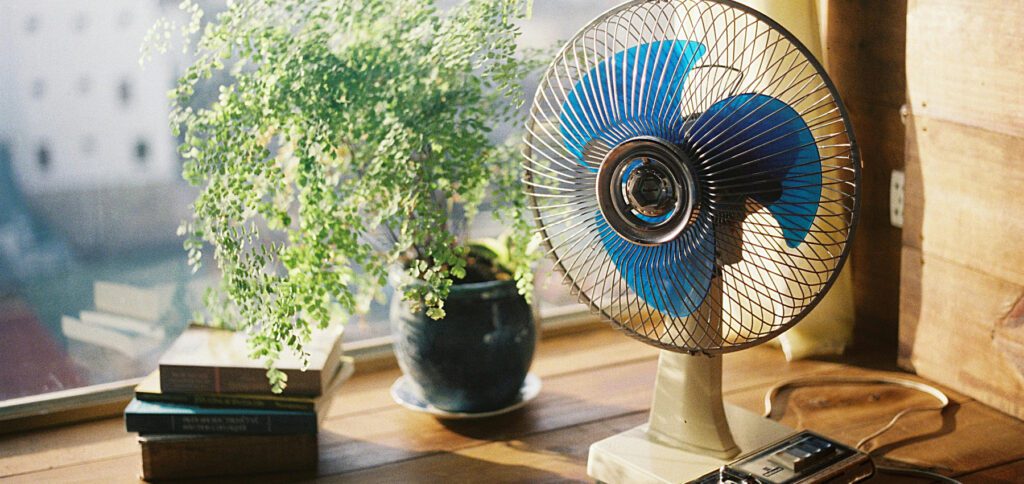 Ein normaler Ventilator ist laut und setzt nicht an der richtigen Stelle an. Laptop-Lüfter bzw. Laptop-Kühler bringen leise kühle Luft an die Unterseite von MacBook Neo und MacBook Air – da, wo sich die Hitze staut.