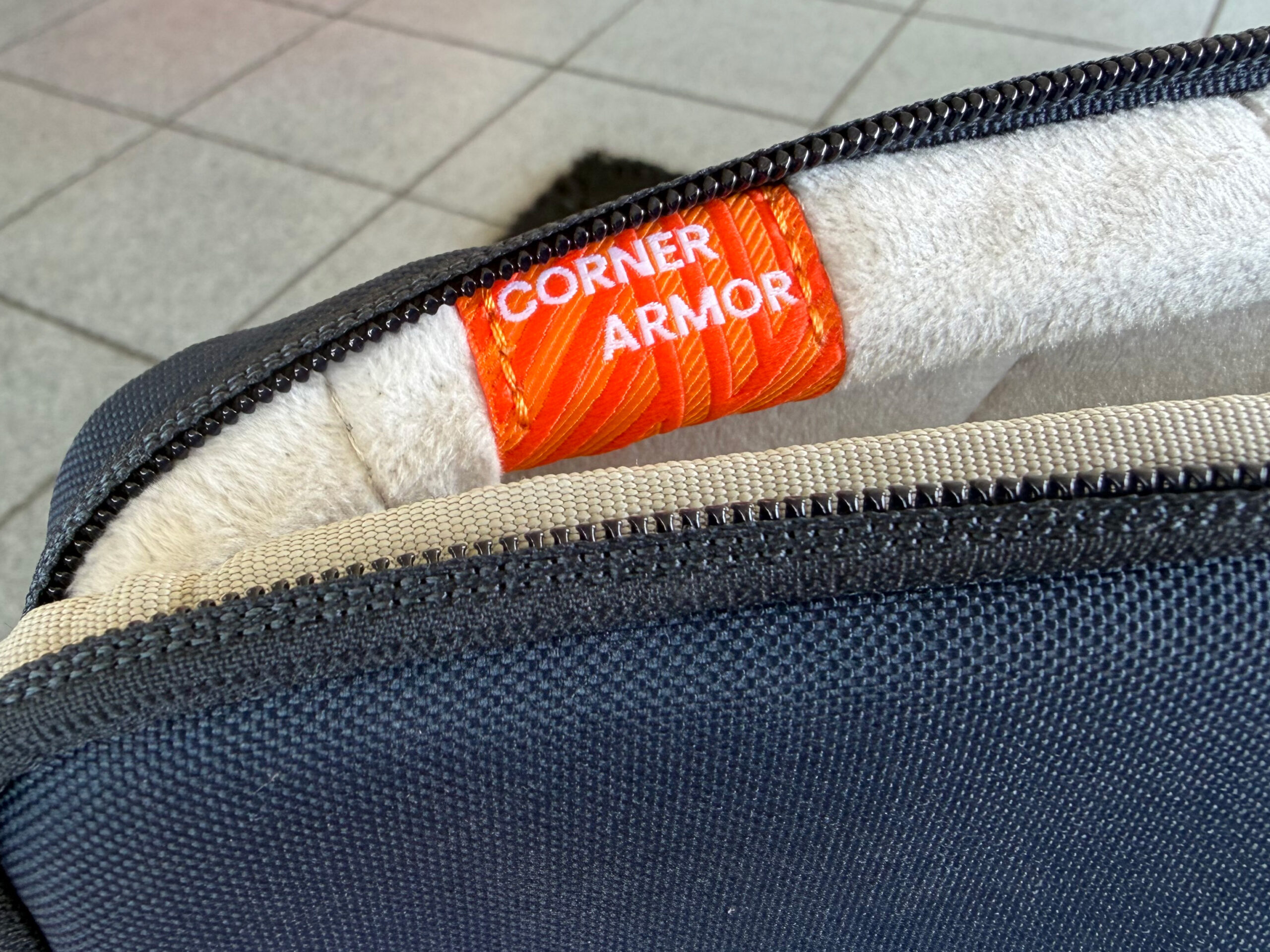 Corner Armor ist der Eckenschutz für das MacBook Neo