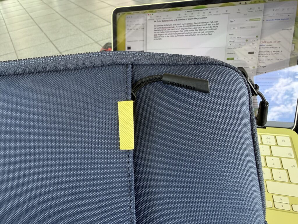 Tomtoc MacBook Neo Hülle von aussen, Reißverschluss an Aussenseite