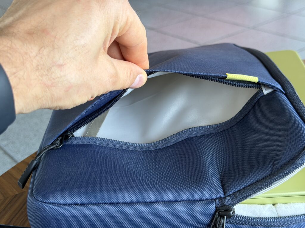 Blick ins Aussenfach der Tomtoc Tasche